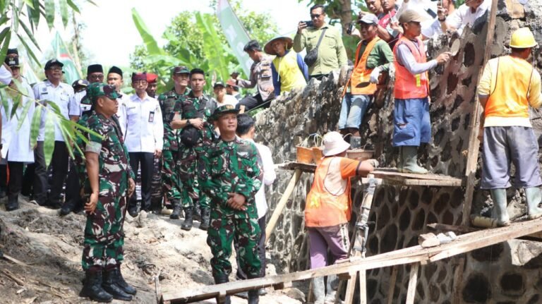 Terima Kasih Pak TNI, Desa Kami Kini Punya Jembatan Penghubung,” Ucap Warga kepada Dandim Banyuwangi