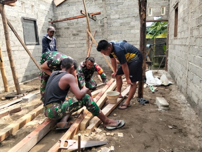 Gotong Royong Satgas TMMD 125 Kodim 0825/Banyuwangi Wujudkan Rumah Layak Huni untuk Warga Siliragung