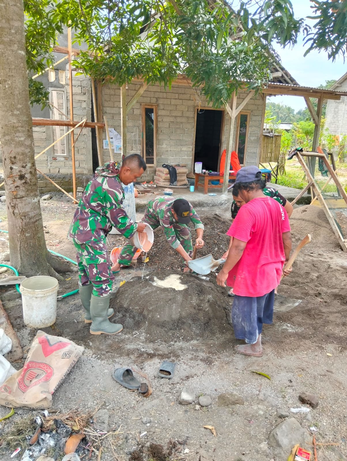 Sertu Bambang Darmawan Babinsa Ds. Kesilir Bersama Anggota Melaksanakan Kerja Bakti Bersama Warga Membangun Rumah Warga dalam Program TMMD, Bertempat di Rumah Ibu Umiyati