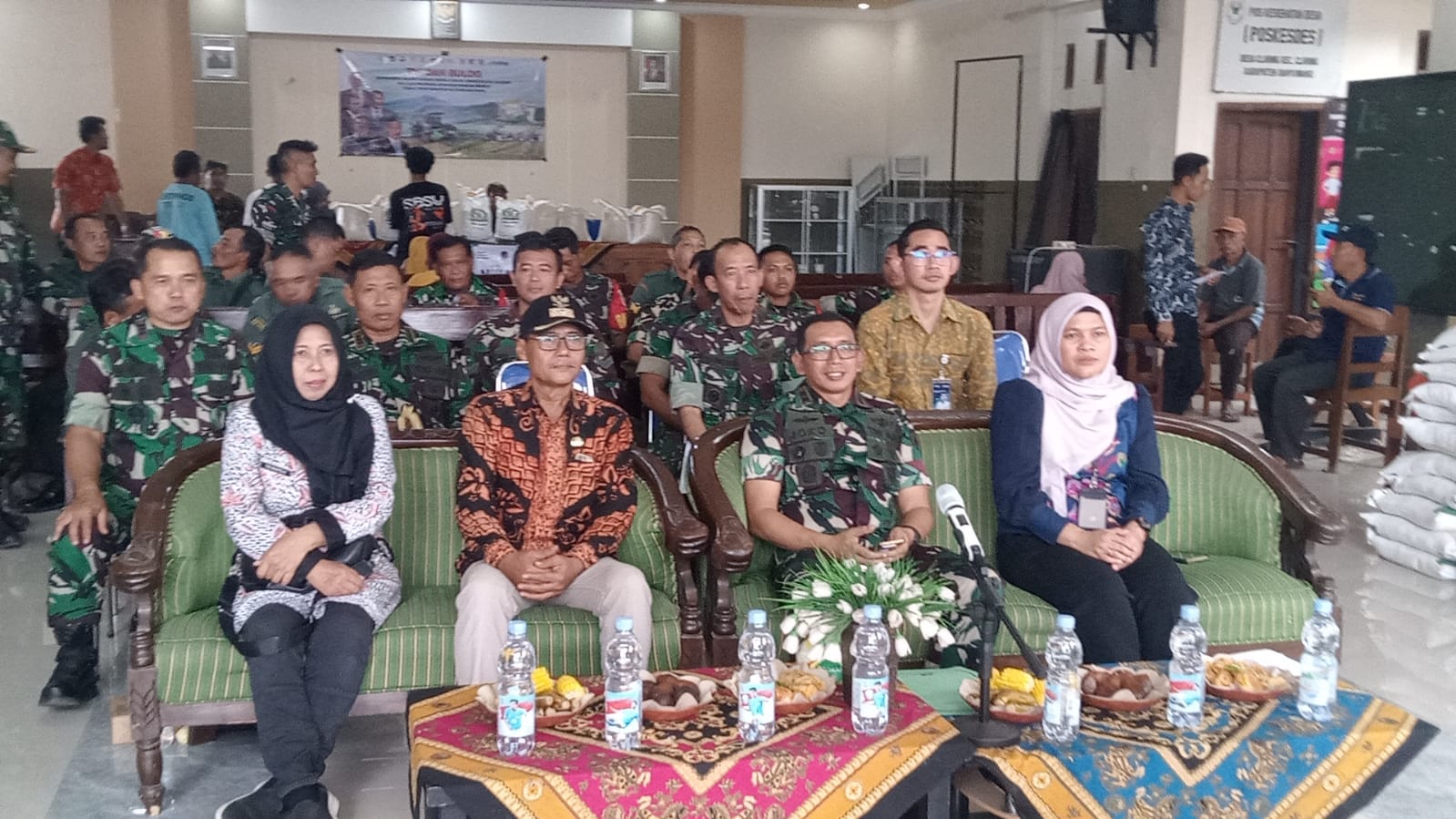 Dandim 0825/Banyuwangi Hadiri Vicon Penyaluran Bantuan Pangan dan SPHP Bersama Menhan dan Panglima TNI