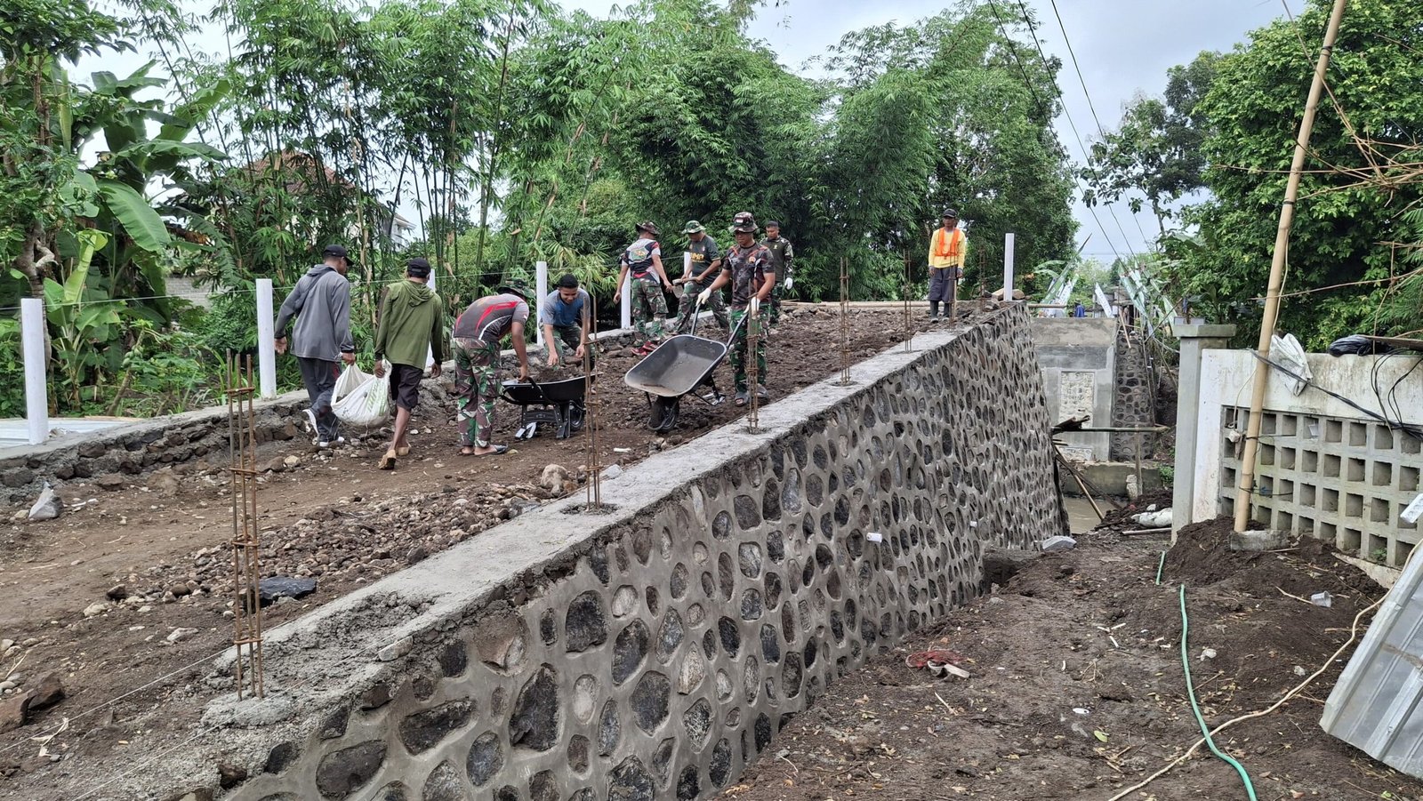 Angkong Jadi Ujung Tombak Satgas TMMD 125 Kodim 0825/Banyuwangi Angkut Material di Siliragung