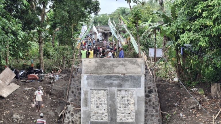 Kebersamaan TNI dan Warga Warnai Pembangunan Infrastruktur di TMMD ke-125 Kodim 0825/Banyuwangi