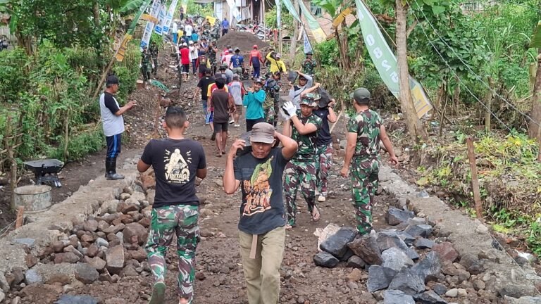 Berat Sama Dipikul, Ringan Sama Dijinjing — TMMD 125 Kodim 0825/Banyuwangi Angkut Material dengan Semangat Rakyat