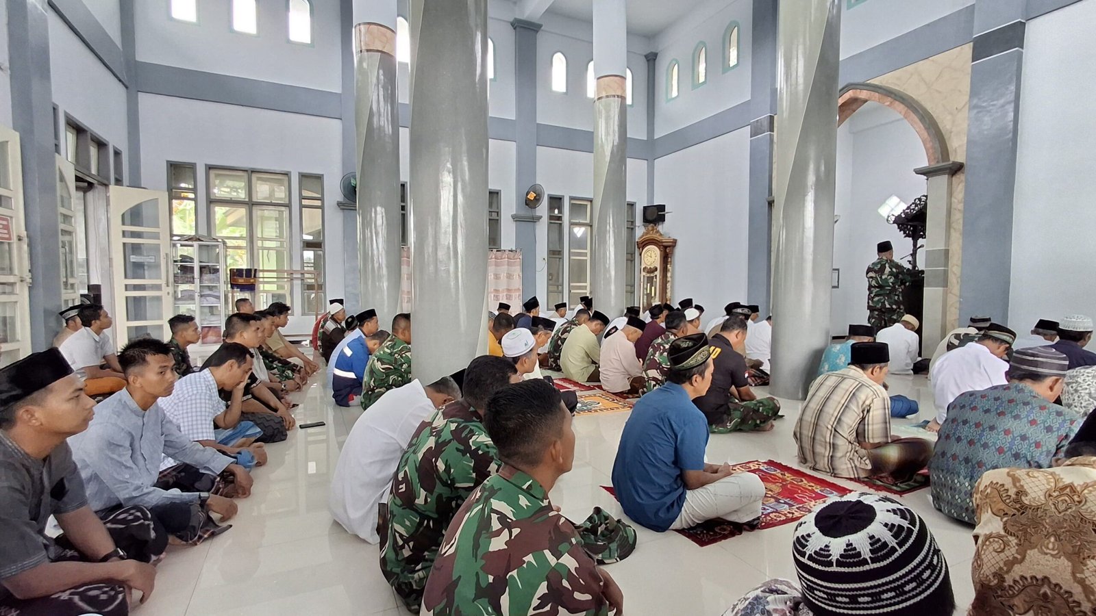 Dandim 0825/Banyuwangi Sapa Warga Usai Shalat Jumat di Lokasi TMMD 125 Siliragung
