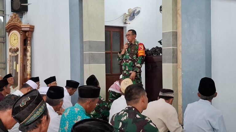 Anggota Bintal TMMD 125 Kodim 0825/Banyuwangi Sampaikan Khutbah Jumat di Siliragung
