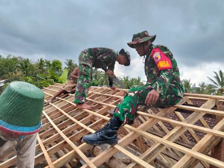 Sertu Bambang Panjat Atap demi Rutilahu, Wujud Nyata TNI Bangun Harapan di Desa Kesilir