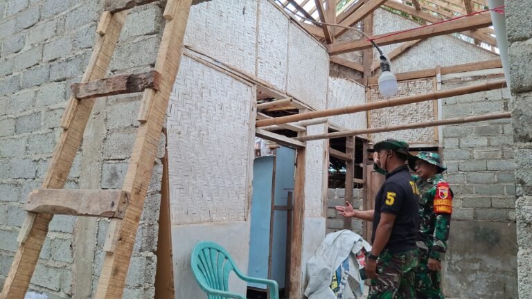 Dansatgas TMMD ke-125 Tinjau Progres RUTILAHU Rumah Ibu Sulami di Desa Kesilir, Wujudkan Hunian Layak