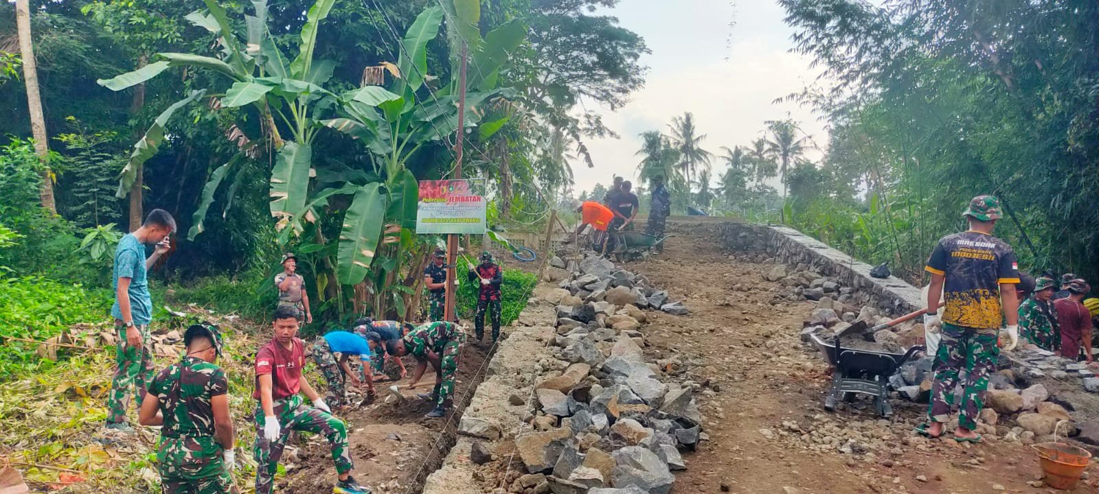 Satgas TMMD 125 Kodim 0825/Banyuwangi Semangat Bangun Jembatan Penghubung Antar Desa