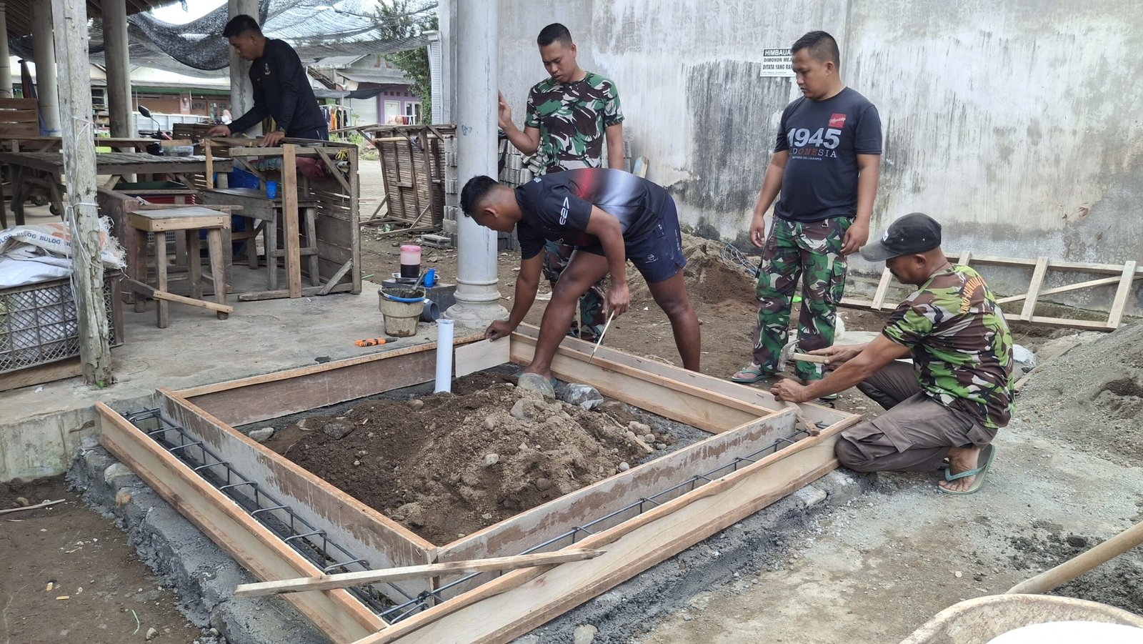 TMMD Ke-125 Kodim 0825/ Banyuwangi Bangun Fasilitas MCK untuk Warga