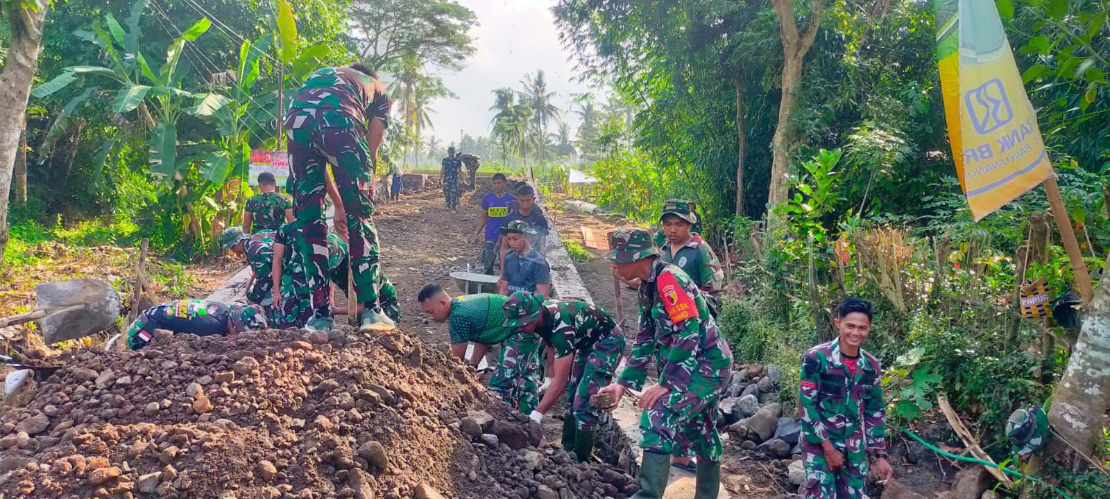Semangat Gotong Royong Satgas TMMD ke-125 Kodim 0825/Banyuwangi dan Warga Wujudkan Jembatan Impian