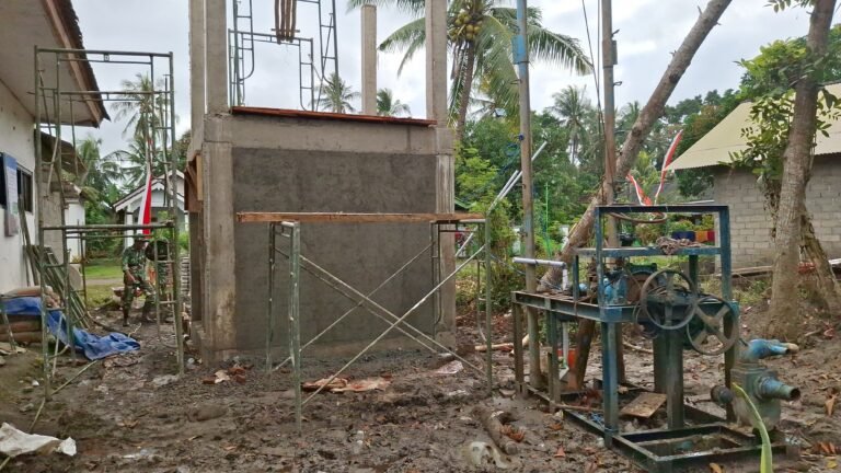Gotong Royong di Siliragung: Babinsa dan Satgas TMMD Percepat Pengeboran Sumur untuk Warga
