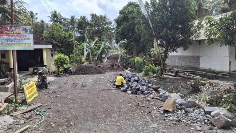 Gotong Royong TNI dan Warga Warnai Pengerjaan Jembatan TMMD ke-125 Kodim 0825/Banyuwangi