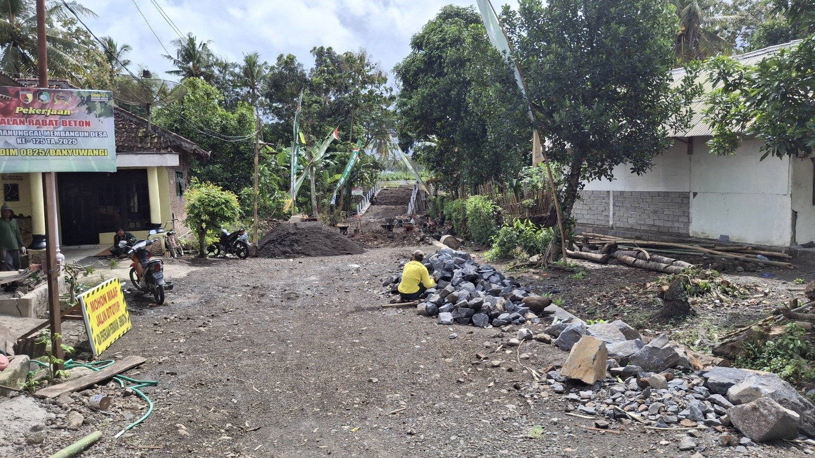 Gotong Royong TNI dan Warga Warnai Pengerjaan Jembatan TMMD ke-125 Kodim 0825/Banyuwangi