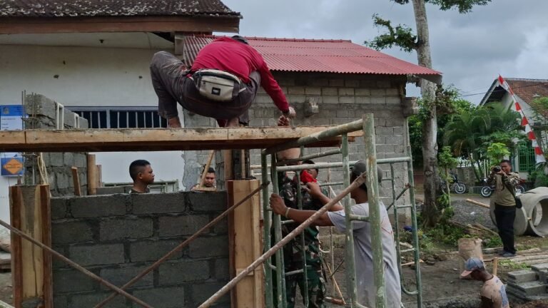 Aduk Semen, Angkut Ember, TNI dan Warga Kompak Bangun MCK Demi Hidup Lebih Sehat