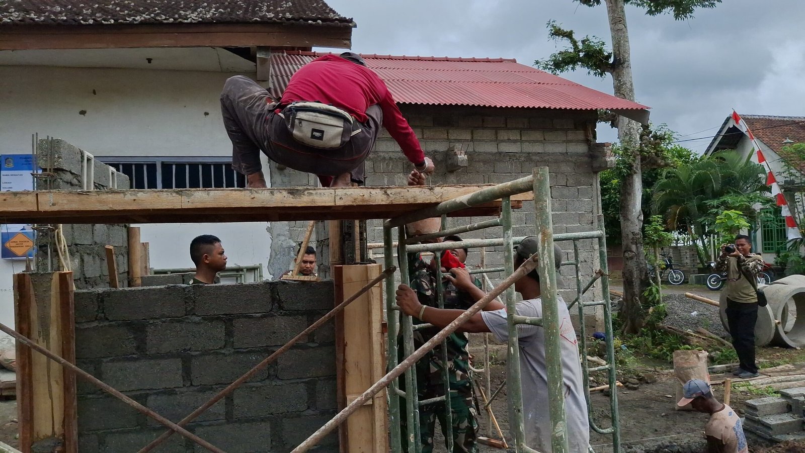 Aduk Semen, Angkut Ember, TNI dan Warga Kompak Bangun MCK Demi Hidup Lebih Sehat