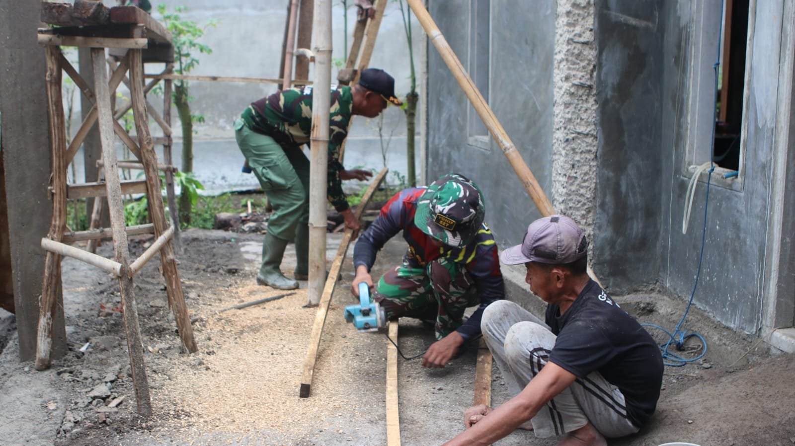 Satgas TMMD Ke-125 Kodim 0825/Banyuwangi Lanjutkan Pembangunan Rutilahu Ibu Sulami di Dusun Silirsari