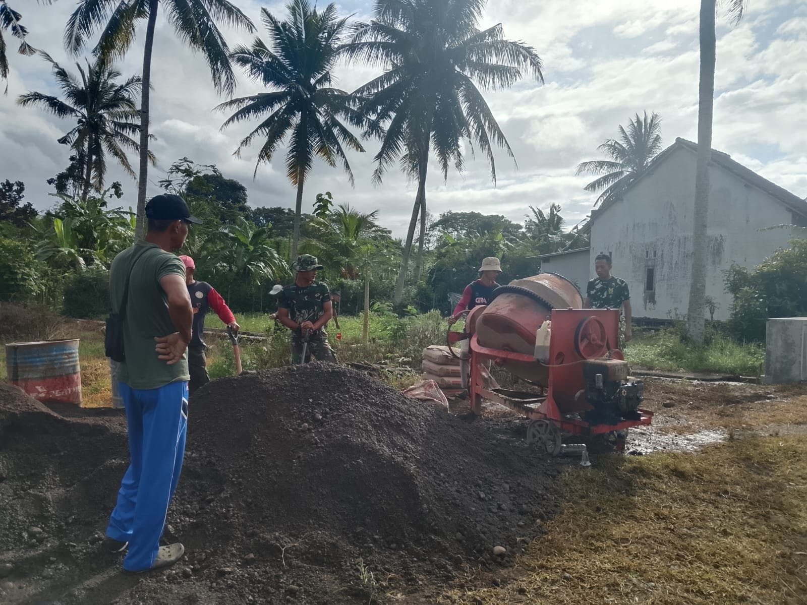 Wujudkan Ketahanan Pangan, Pembangunan Irigasi TMMD Ke-125 Di Desa Kesilir Terus Dikebut
