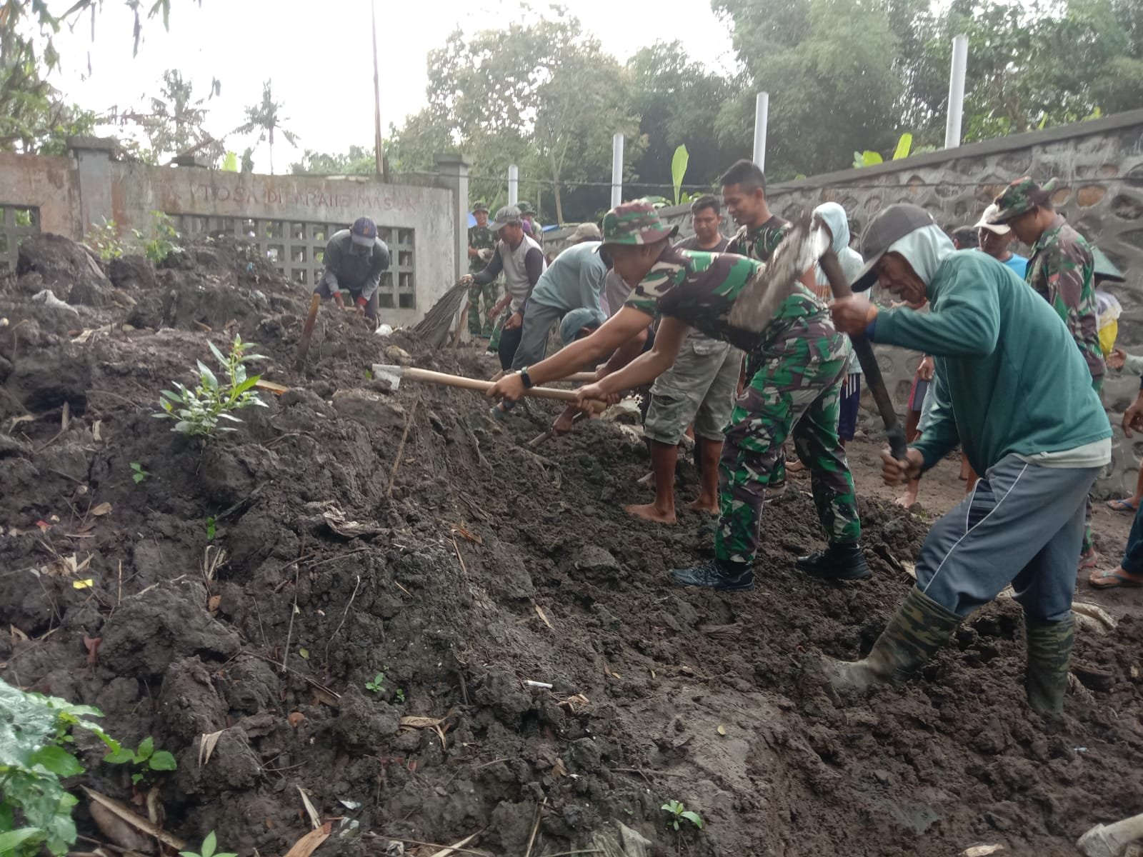 Satgas TMMD 125 Kodim 0825/Banyuwangi Laksanakan Penimbunan dan Pembuatan Selokan di Siliragun