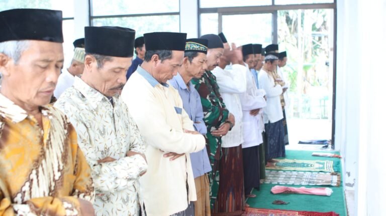 Dalam Rangka TMMD ke-125, Serka Suin Bintal Korem 083 Pimpin Sholat Jum’at di Masjid Riyadlussholihin
