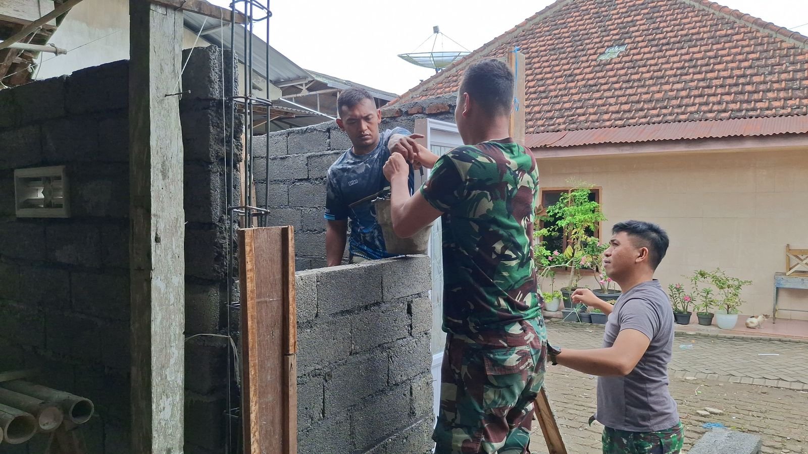 Satgas TMMD Bangun Fasilitas MCK di Pasar Tradisional Siliragung