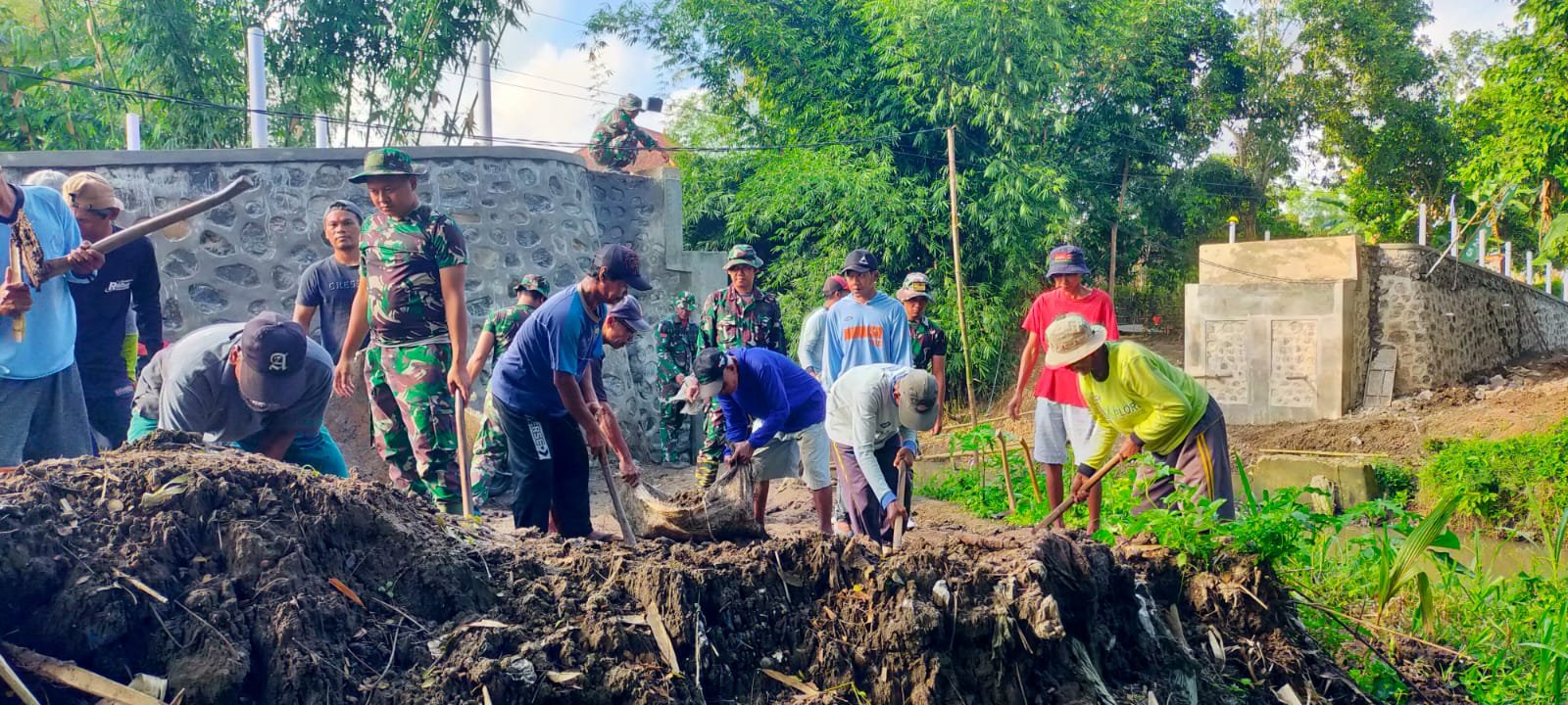 Pembangunan Jembatan Terus Berlanjut, Satgas TMMD Ke-125 Kodim 0825/Banyuwangi Semakin Giat di Lapangan
