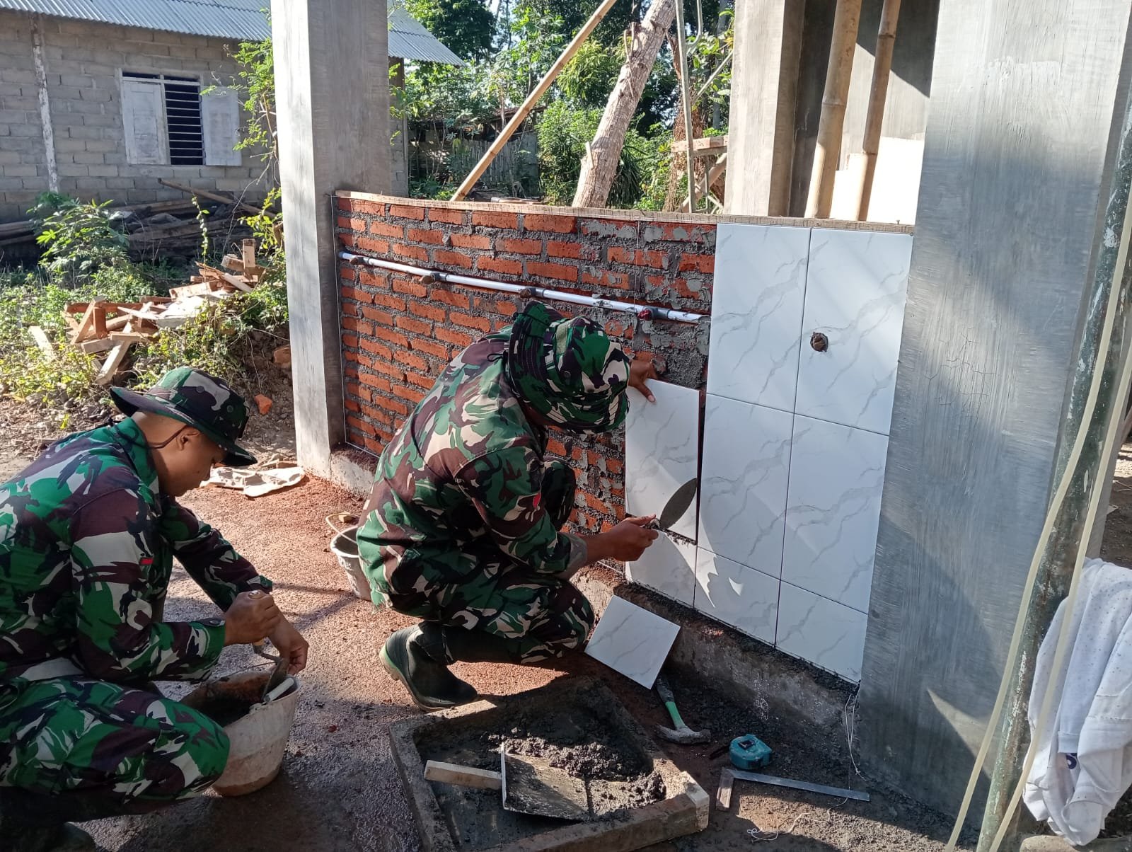 Satgas TMMD ke-125 Kodim 0825/Banyuwangi Lanjutkan Pembangunan Penampungan Air Sumur Bor di Dusun Tegalwagah