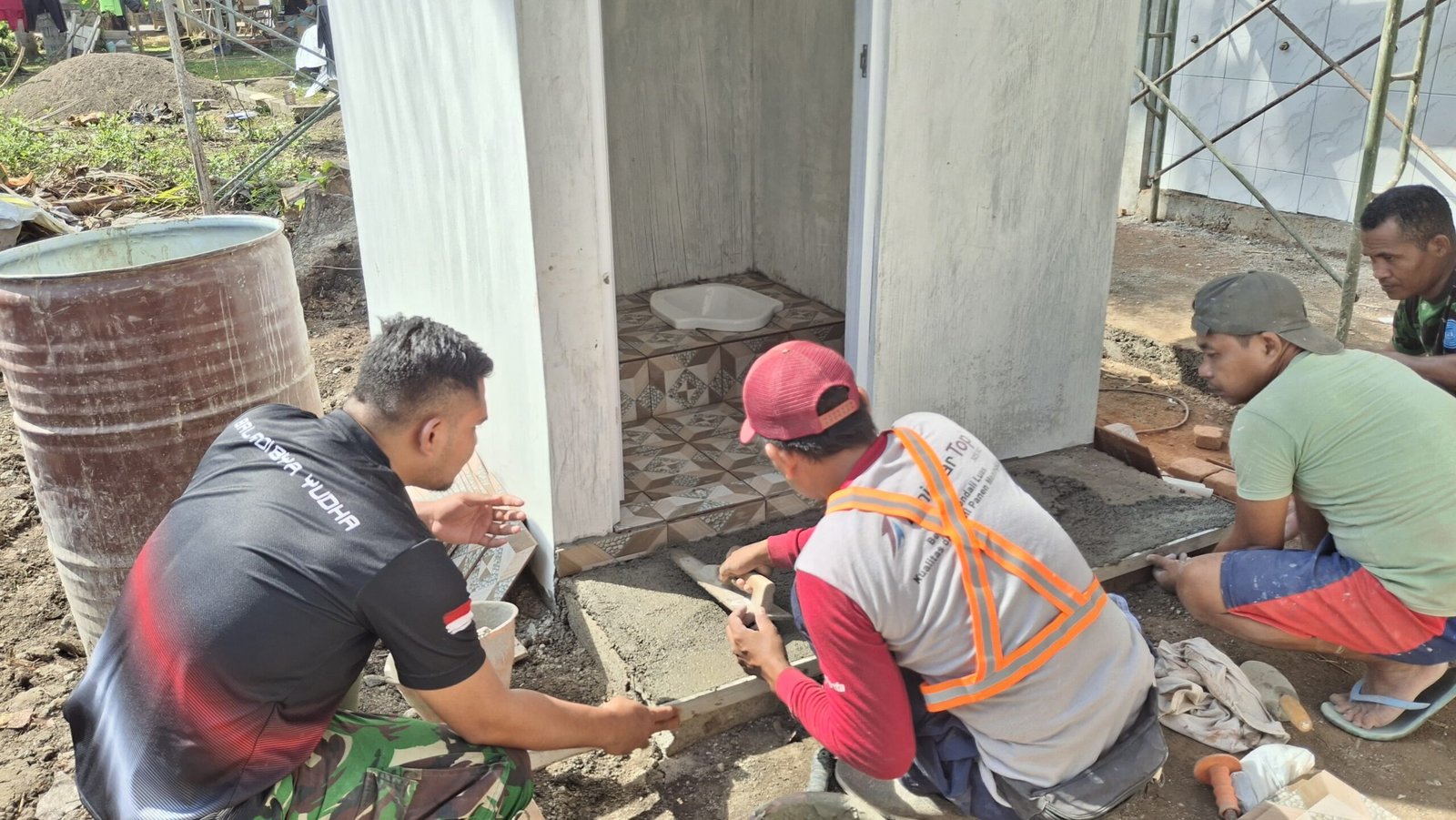 TNI dan Warga Kompak Tuntaskan Pembangunan MCK di Lokasi TMMD