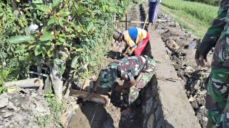 Sinergi TNI dan Rakyat: Satgas TMMD 125 dan Babinsa Genjot Pembangunan Irigasi Desa Kesilir Demi Kesejahteraan Petani