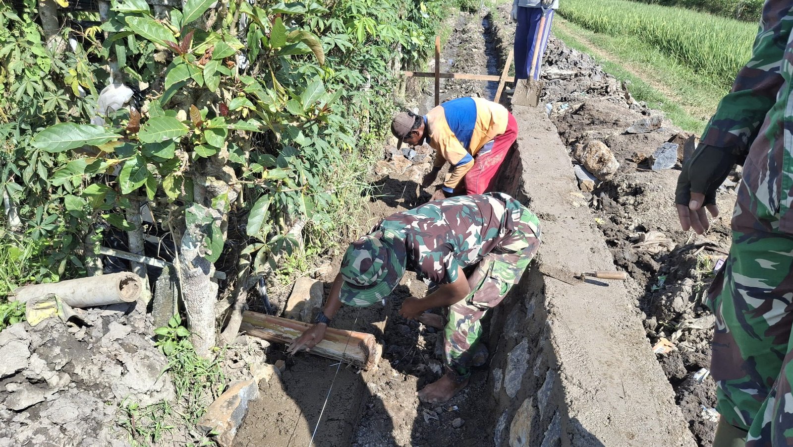 Sinergi TNI dan Rakyat: Satgas TMMD 125 dan Babinsa Genjot Pembangunan Irigasi Desa Kesilir Demi Kesejahteraan Petani