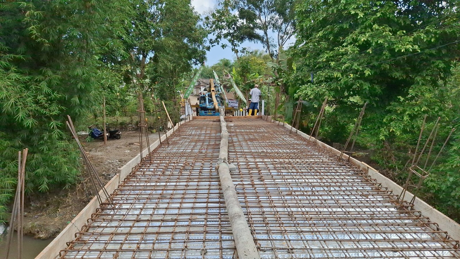 Satgas TMMD 125 Kodim Banyuwangi Laksanakan Pengecoran Jembatan Penghubung Desa di Siliragung