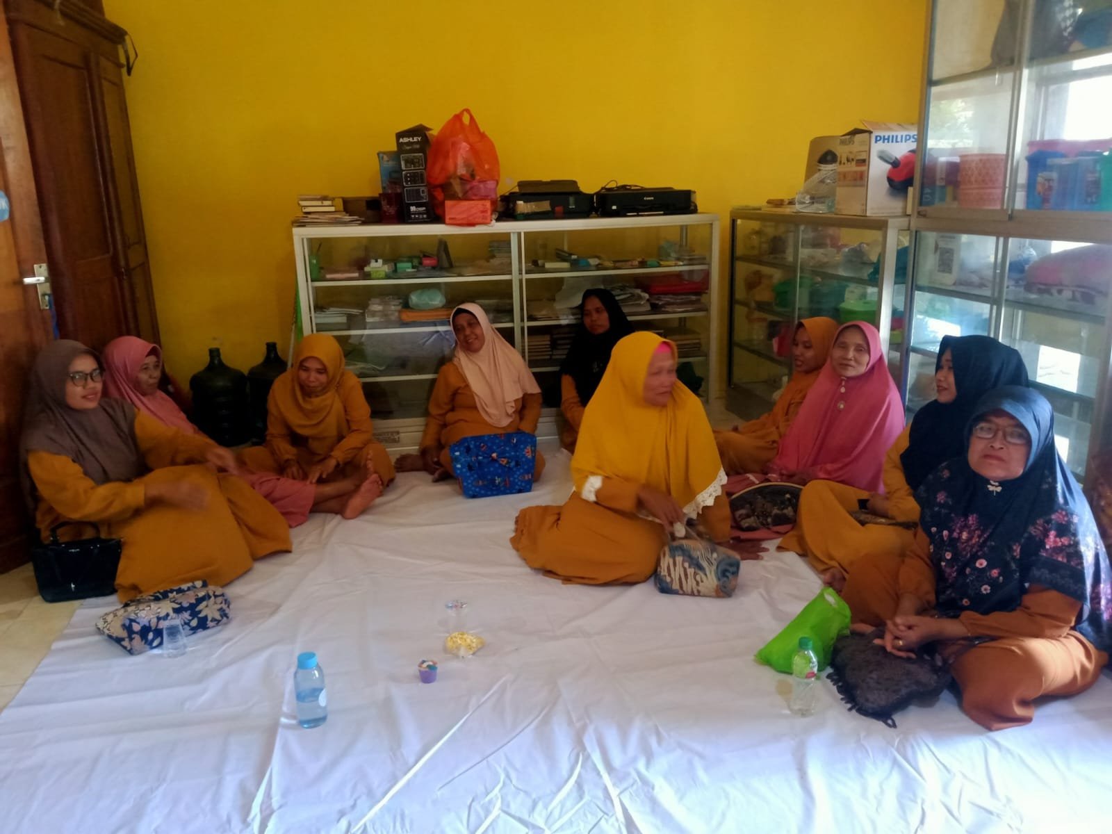 Serka Suin Bintal Korem 083/Bdj Pimpin Pengajian Ibu-Ibu di Desa Kesilir, Satgas TMMD ke-125 Ta. 2025