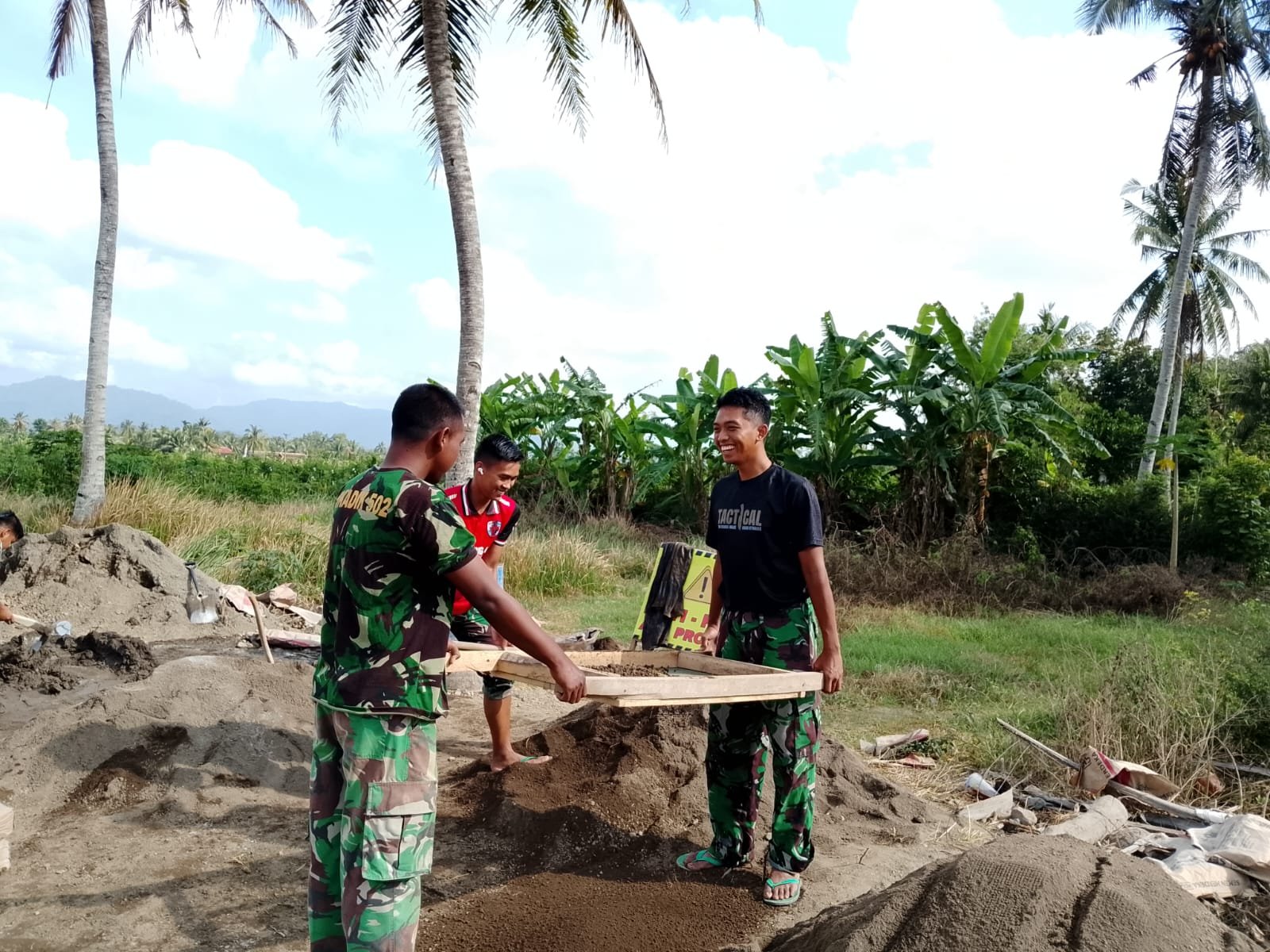 Gotong Royong TNI dan Warga Pacu Pembangunan Irigasi untuk Petani