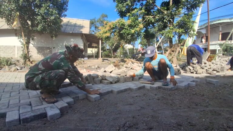 Satgas TMMD 125 Lanjutkan Pengerjaan Paving Jalan Menuju Jembatan di Siliragung
