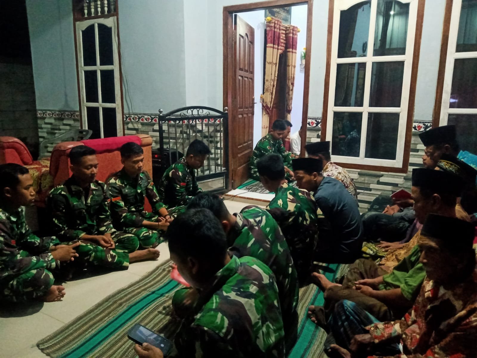 Bintalrem Satgas TMMD 125 Kodim Banyuwangi Laksanakan Yasinan Bersama Warga di Rumah Bapak Jamroni
