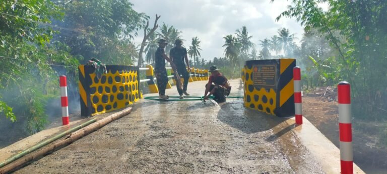 Satgas TMMD Bersama Masyarakat Bersihkan Jembatan Jelang Peresmian