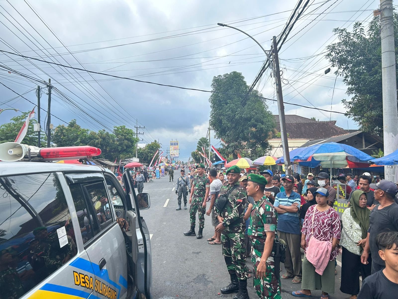Pasukan Satgas TMMD Turun Langsung Bantu Pengamanan Karnaval di Siliragung