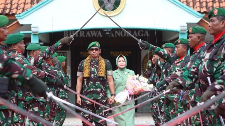 Acara Penerimaan Dandim 0825,/Banyuwangi Letkol Arm Triyadi Indra Wijaya S.H., M.I.P.Dan Pelepasan Letkol Arh Joko Sukoyo, S.Sos.M.Han. Di Makodim 0825/Banyuwangi 