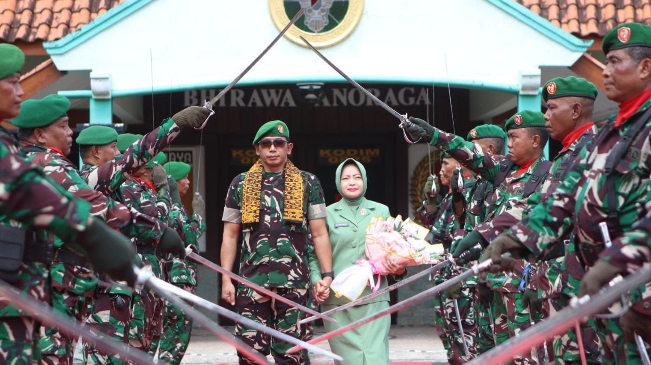 Acara Penerimaan Dandim 0825,/Banyuwangi Letkol Arm Triyadi Indra Wijaya S.H., M.I.P.Dan Pelepasan Letkol Arh Joko Sukoyo, S.Sos.M.Han. Di Makodim 0825/Banyuwangi 