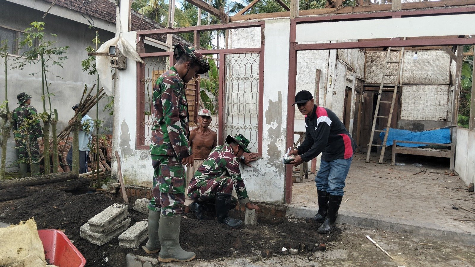 Kodim 0825/Banyuwangi Gelar Karya Bakti Bangun Rumah Warga di Desa Siliragung