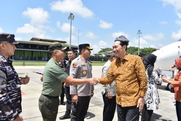 Komandan Kodim 0825/Banyuwangi menyambut Kedatangan Rombongan Pejabat Negara di Bandara Internasional Banyuwangi
