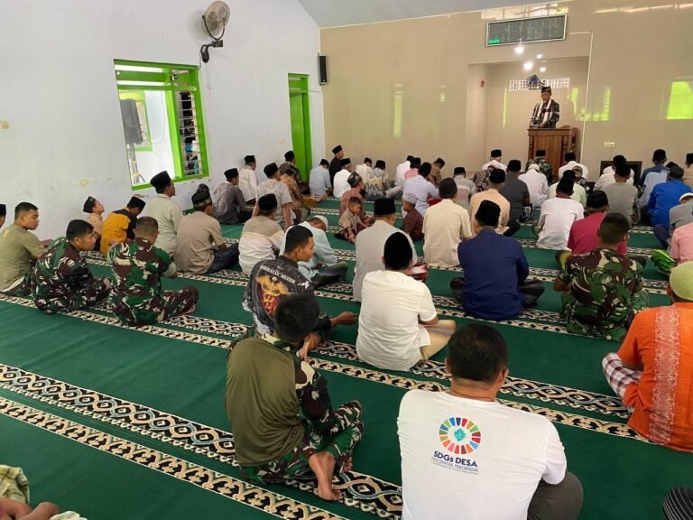 Pabintal Korem 083/Bdj Letda Inf Jaenuri memberikan khutbah Sholat Jumat di Masjid Al-Amin, Desa Lebakharjo, Kecamatan Ampelgading, Kabupaten Malang, Dalam rangka mendukung program TMMD ke-126 Kodim 0818/Malang-Batu. Khutbah yang disampaikan mengangkat penting mengenai bahaya judi online yang tengah marak di masyarakat saat ini