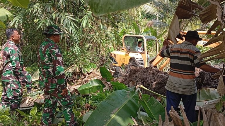 Proses pengerjaan normalisasi aliran sungai dari Bukit Antrokan sepanjang 1,3 kilometer di Dusun Lebaksari pada TMMD 126 Lebakharjo, Kecamatan Ampelgading, Kabupaten Malang, Jawa Timur, Sabtu (11/10/2025) telah mencapai 30 persen. Warga berterima kasih kepada TNI atas pekerjaan tersebut