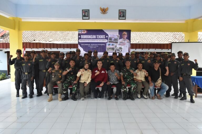 Satuan Tugas TNI Manunggal Membangun Desa (TMMD) ke-126 bersama Pemerintah Desa Lebakharjo dan Satuan Polisi Pamong Praja (Satpol PP) Kabupaten Malang menggelar bimbingan teknis peningkatan kapasitas Satuan Perlindungan Masyarakat (Satlinmas) di Desa Lebakharjo, Kecamatan Ampelgading, Kabupaten Malang, Sabtu (11/10/2025)