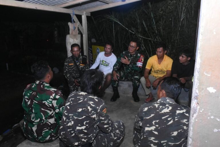 Suasana malam di Desa Lebakharjo, Kecamatan Ampelgading, Kabupaten Malang, Jawa Timur, pada Jumat (10/10/2025) terasa hangat dan penuh keakraban. Terlihat saat tawa canda Dandim 0818/Malang-Batu, Letkol Czi Bayu Nugroho, bersama warga duduk bersama di pos siskamling desa Lebakharjo