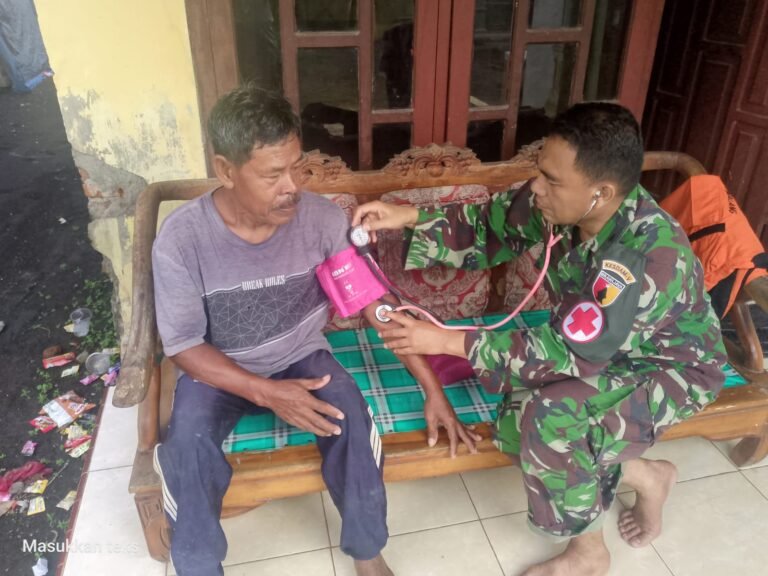 Program TNI Manunggal Membangun Desa (TMMD) ke-126 yang digelar oleh Kodim 0818/Malang-Batu di Desa Lebakharjo, Kecamatan Ampelgading, Kabupaten Malang, tidak hanya fokus pada pembangunan fisik. Kali ini, Satuan Tugas (Satgas) TMMD melaksanakan kegiatan non-fisik yang sangat menyentuh kebutuhan dasar masyarakat, yaitu pemeriksaan kesehatan gratis