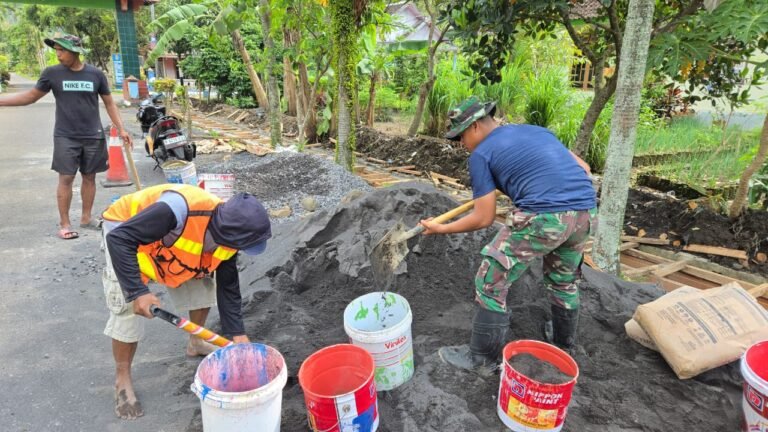 Satuan Tugas (Satgas) TNI Manunggal Membangun Desa (TMMD) KE-126 Kodim 0818/Malang-Batu terus menunjukkan progres signifikan dalam pembangunan infrastruktur desa. Anggota Satgas dari Yon Armed 8/Udhata Yudha bersama warga Dusun Krajan 1B, Desa Lebakharjo, Kecamatan Ampelgading, Kabupaten Malang