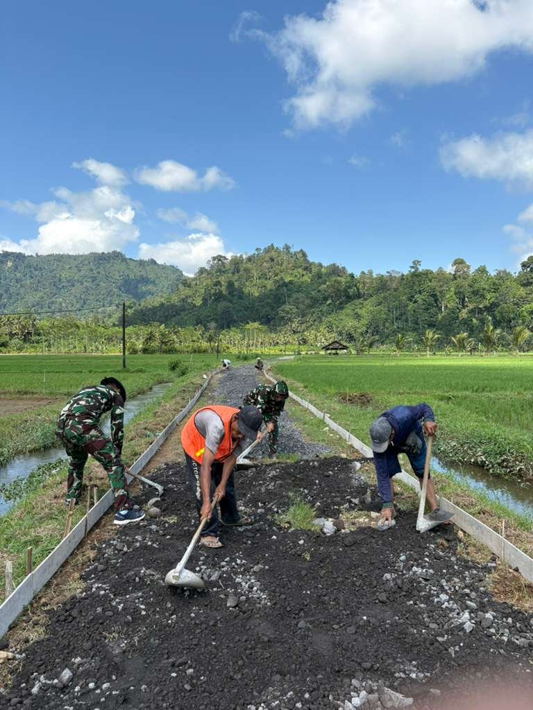 bahu-membahu bersama masyarakat setempat mencangkul dan meratakan tanah
