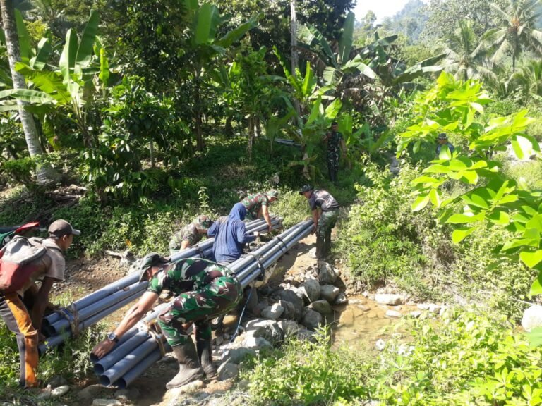 Satuan tugas (Satgas) dari Yonarmed 1/AY/2/2 Kostrad bergerak cepat mendistribusikan material pipa untuk instalasi pipanisasi air bersih di Dusun Sukomaju B