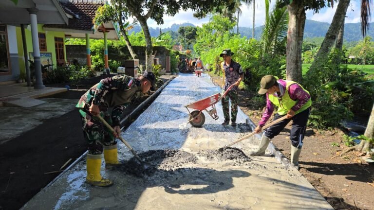 Anggota Satuan Tugas (Satgas) TNI Manunggal Membangun Desa (TMMD) ke-126 Kodim 0818/Malang-Batu, khususnya dari Yonzipur 5/Abw, saat mereka bersama-sama masyarakat Dusun Kerajan 1A