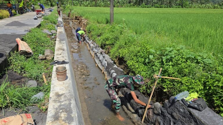Personel yang tergabung dari Satuan Yonarmed 8 Uddhata Yudha terus melanjutkan pembangunan saluran irigasi di Dusun Kerajan II